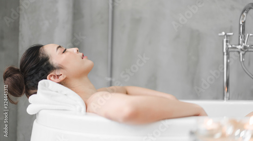 Photographie Beautiful young asia woman enjoy relaxing taking a bath with bubble foam in bath