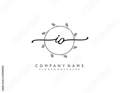 letter IO OI minimalist feminine handwriting logo. vector design of wedding invitation badges, fashion, beauty,