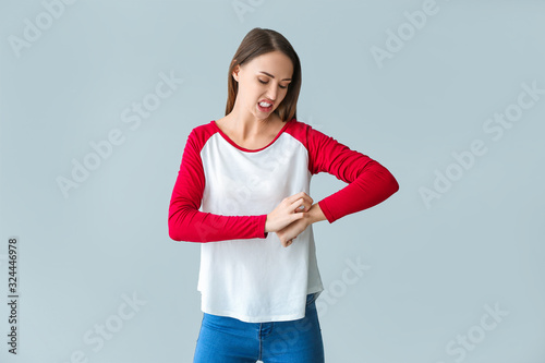 Scratching allergic woman o...