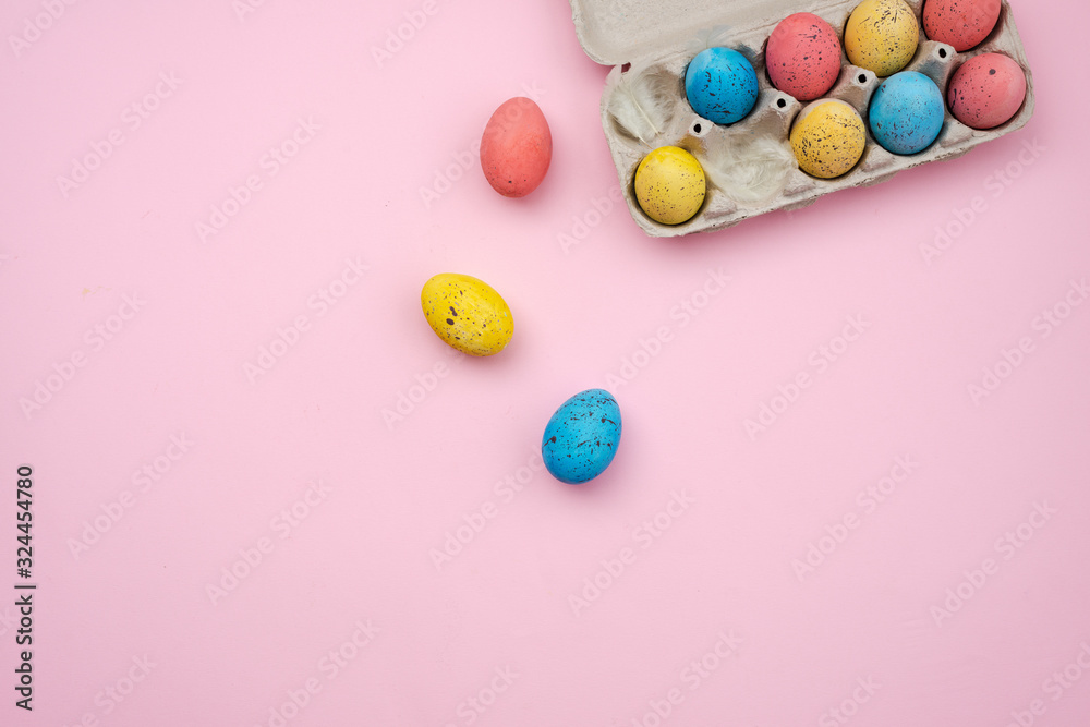 Obraz premium Tray with Easter eggs on pink background. Space for text. Top view.