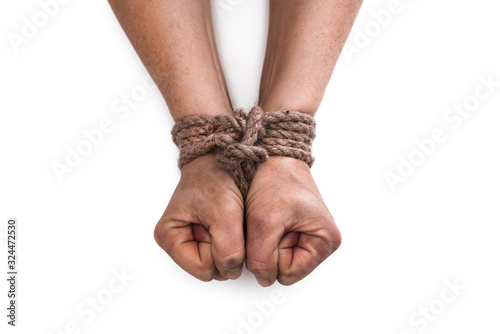 Foto woman hands knoted by rope or string isolated on white background