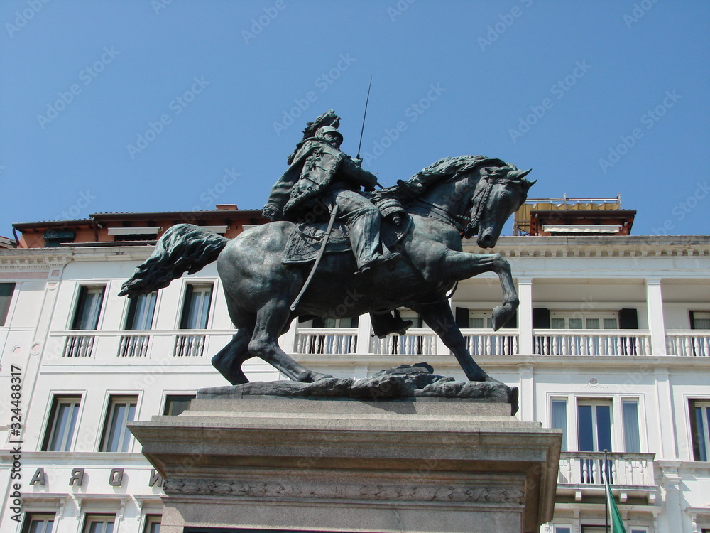 Obraz premium The history of Venice embodied in the sculptures of its heroes attracts tourists from all over the world.