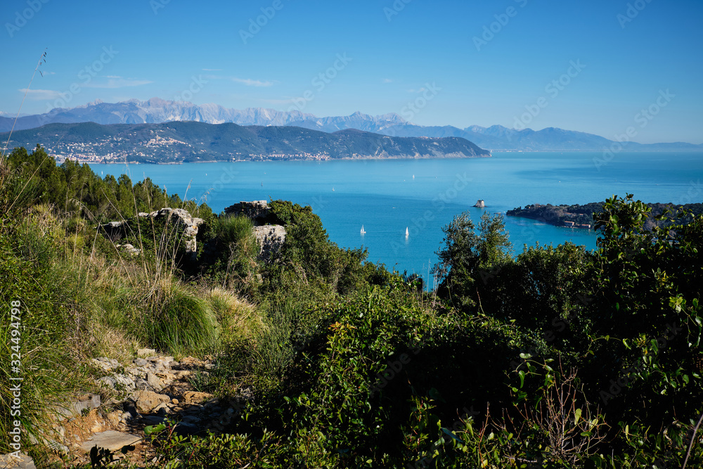 Foto scattata sul sentiero che collega Campiglia a Porto Venere. Foto scattata sul sentiero che collega Campiglia a Porto Venere.