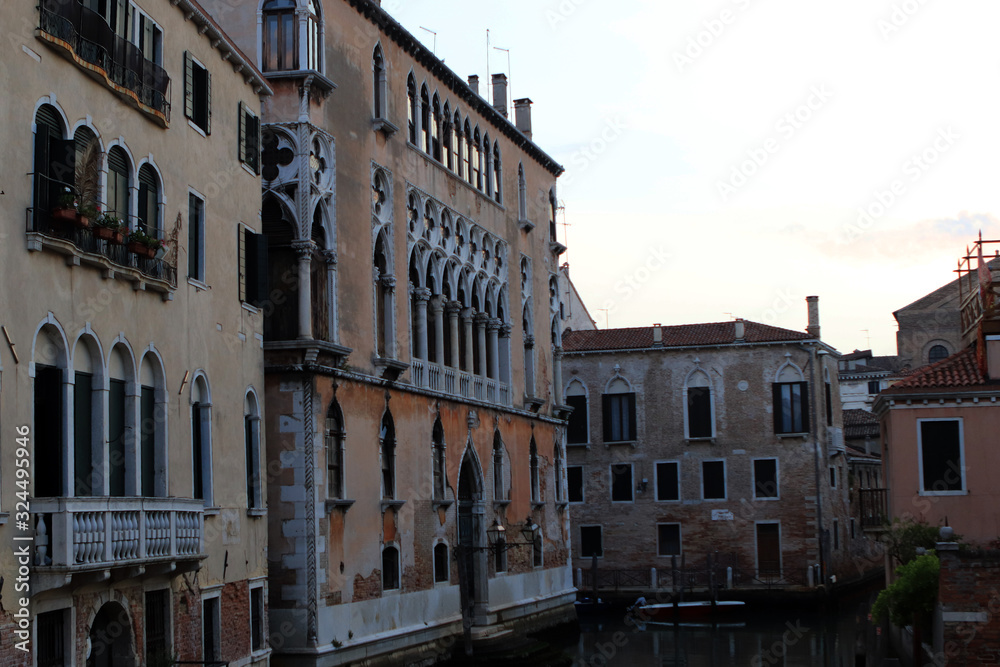 Vistas de un canal de Venecia