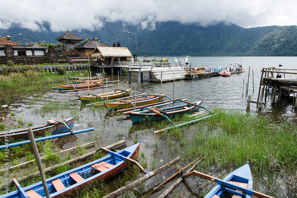 Barcas en el agua del lago Bratan en la isla de Bali