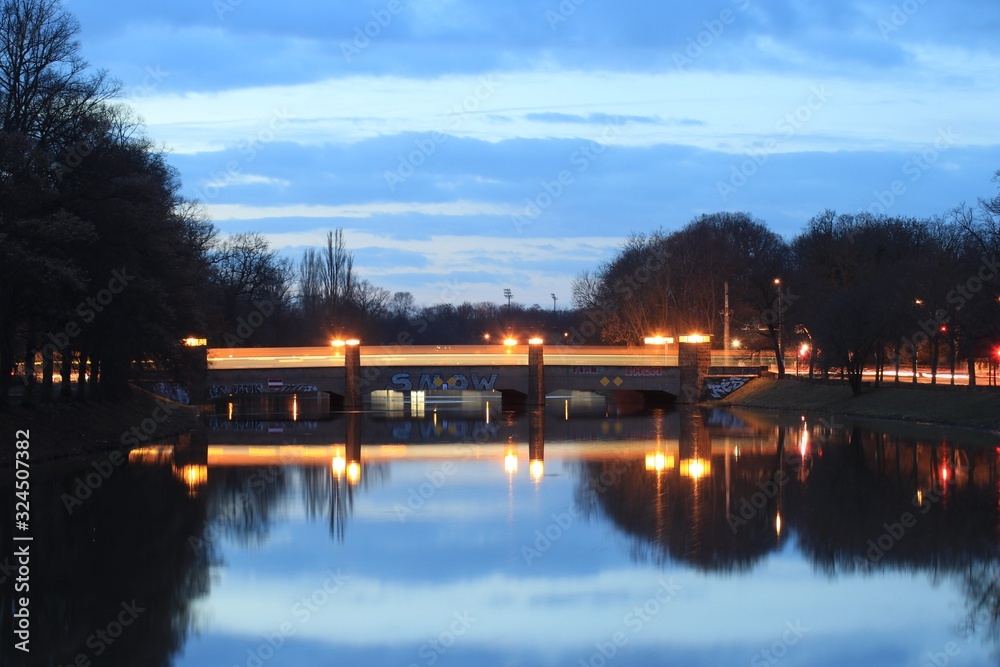 Fototapeta premium Leipzig am Kanal am Abend