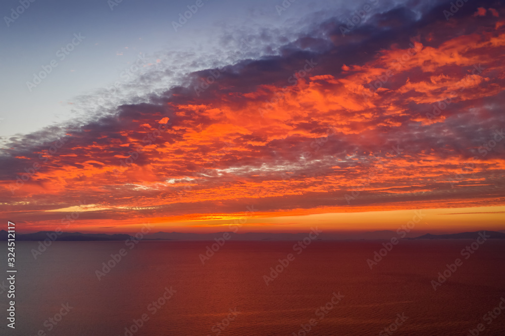 Sonnenuntergang über dem Meer mit roten und orangenen Farbtönen