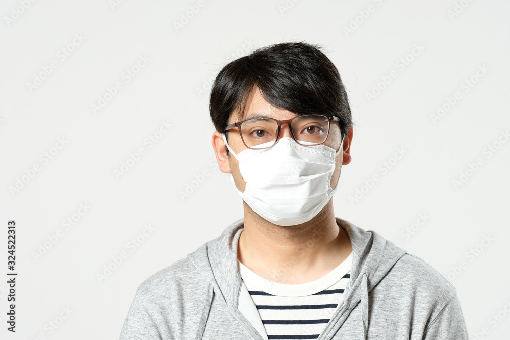 感染症予防の為に衛生マスクをしている眼鏡をかけた日本人男性のバストアップ正面 感染症予防の為に衛生マスクをしている眼鏡をかけた日本人男性のバストアップ正面