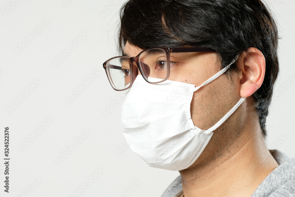 感染症予防の為に衛生マスクをしている眼鏡をかけた日本人男性の顔アップ横顔 Stock 写真 Adobe Stock