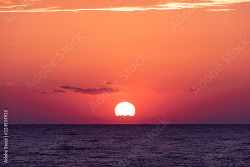 海上に昇る朝日