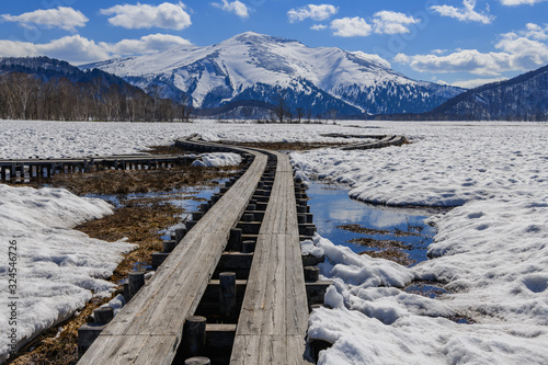 尾瀬ヶ原から見た春の至仏山
