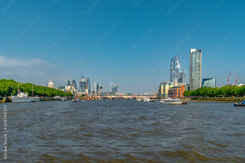 Naklejka premium Thames River View to the blackfriar skyline of Southwark, London, England, UK, GB