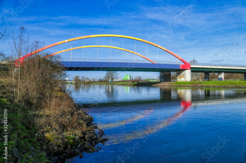 Bunte Brücke in den Ruhrauen in Duisburg Ruhrort