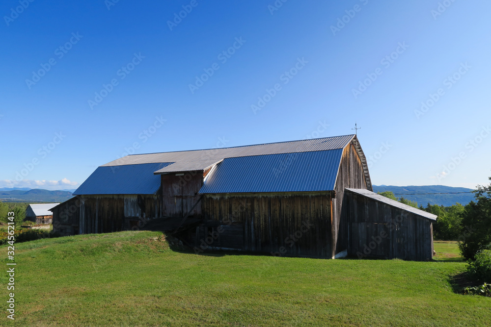 Obraz premium Charlevoix, Canada - september 2019: farm with metallic roof facing the Saint Lawrence river in Charlevoix