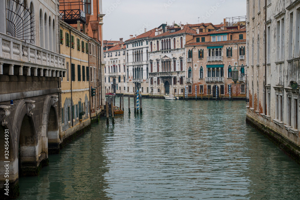 Canal poco concurrido en la ciudad de Venecia solitaria. Reflejos en el agua. 