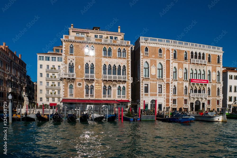 Fototapeta premium Venecia, norte de Italia. Vistas del Gran Canal. Góndolas.