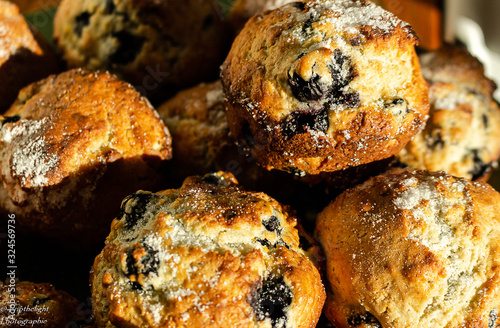 Canvas-taulu muffins on wooden table