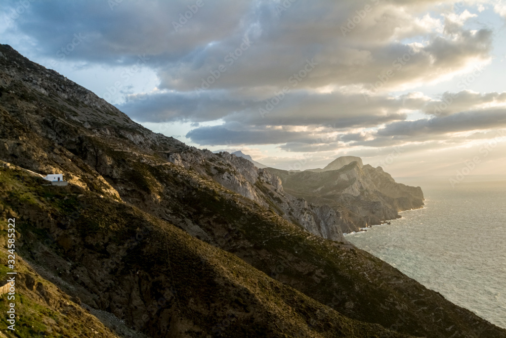 Naklejka widok na zachodnie wybrzeże i wioskę Olympos na wyspie Karpathos w Grecji