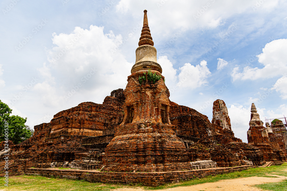Fototapeta premium Old architectural buildings in Ayutthaya