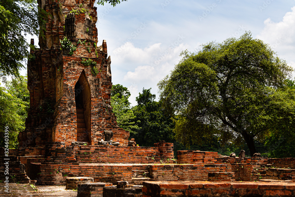 Fototapeta premium Old architectural buildings in Ayutthaya