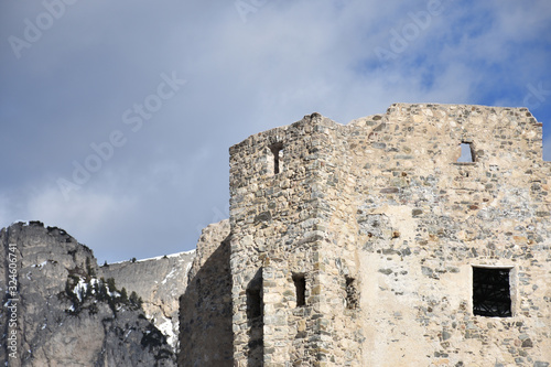 Andraz, Burg Andraz, Schloss Andraz, Schloss Buchenstein, Castello Buchenstein, Falzarego, Belluno, Italien, Buchenstein, Ruine, Lost Place, Gebirge, Dolomiten, Fenster, Mauer, Turm, verfallen, Mittel photo