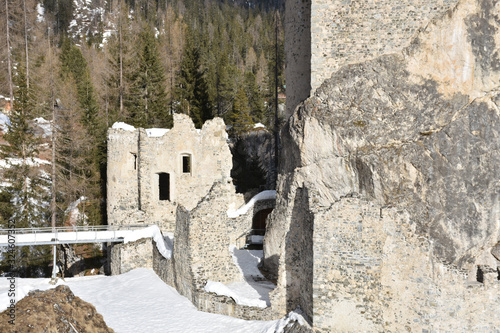 Andraz, Burg Andraz, Schloss Andraz, Schloss Buchenstein, Castello Buchenstein, Falzarego, Belluno, Italien, Buchenstein, Ruine, Lost Place, Gebirge, Dolomiten, Fenster, Mauer, Turm, verfallen, Mittel photo
