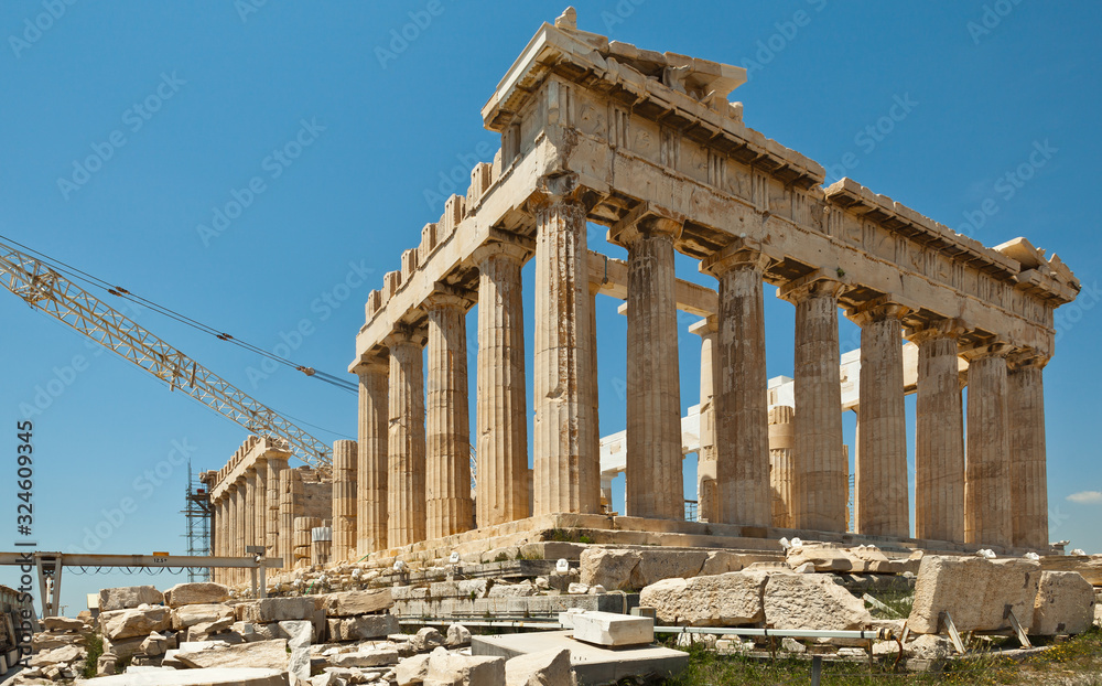 Obraz premium Archaeological temple of a Hellenic time with a construction equipment for restoration