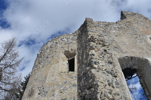 Andraz, Burg Andraz, Schloss Andraz, Schloss Buchenstein, Castello Buchenstein, Falzarego, Belluno, Italien, Buchenstein, Ruine, Lost Place, Gebirge, Dolomiten, Fenster, Mauer, Turm, verfallen, Mittel photo