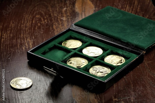 Canvastavla 1 ounce American Buffalo gold bullion coins in a coin box on wooden background