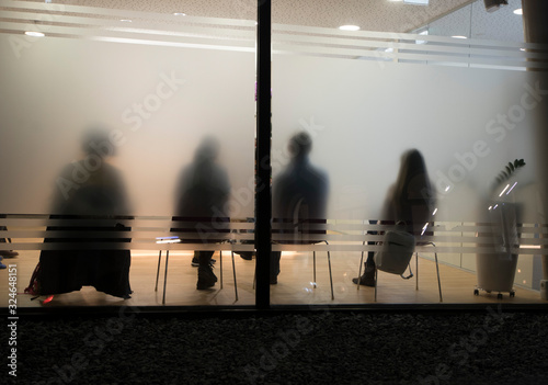 warten und anstellen photo