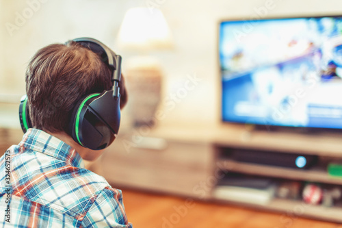 Quadro su tela Young kid playing mass multiplayer game online