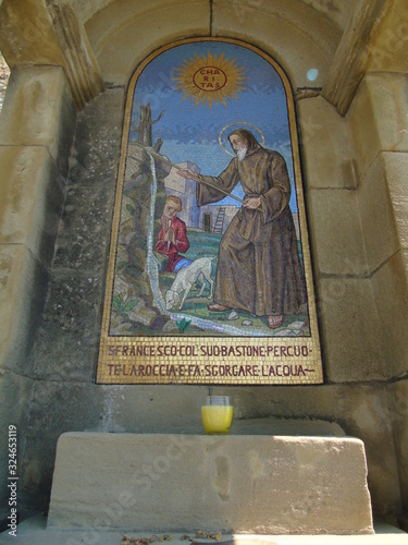 Fotografia San Francesco di Paola, mosaico con un miracolo del santo che fa sgorgare l'acqu