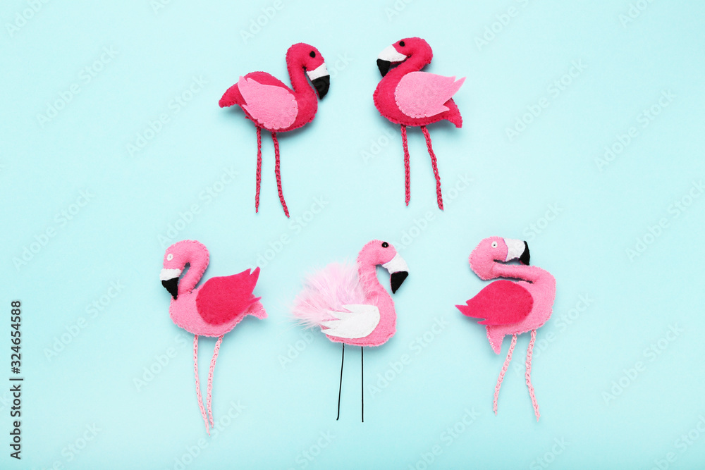 Obraz premium Soft toy of flamingos on blue background