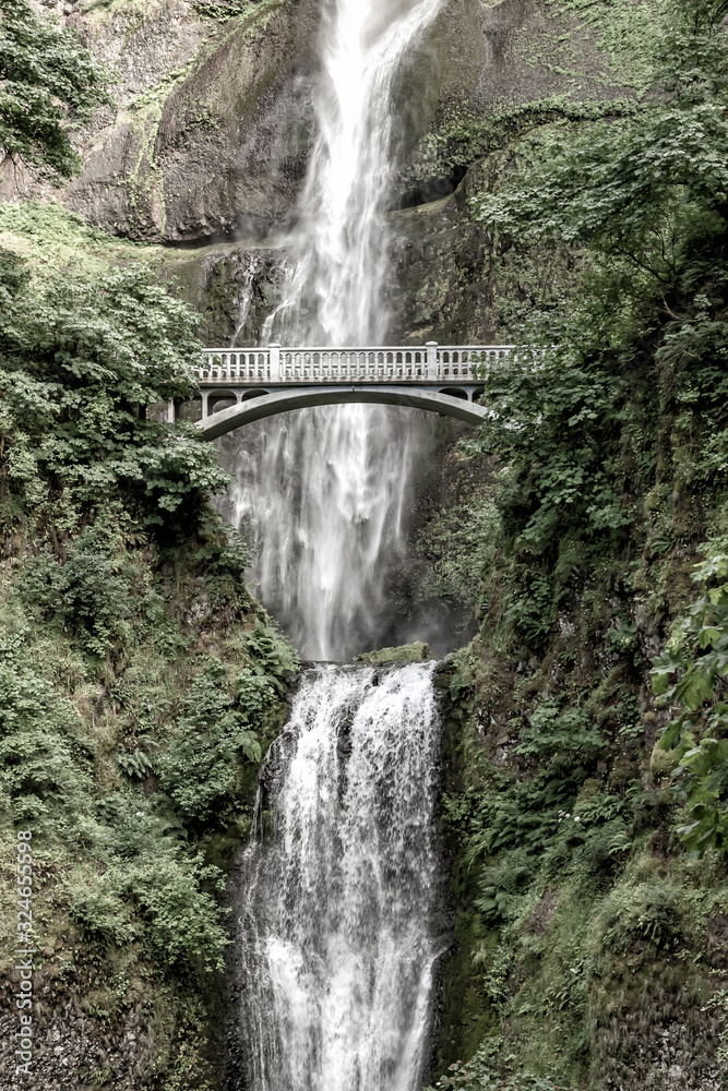 Fototapeta premium Wodospady Multnomah i most Benson w wąwozie rzeki Columbia w pobliżu Portland w stanie Oregon. Podróżuj po USA.