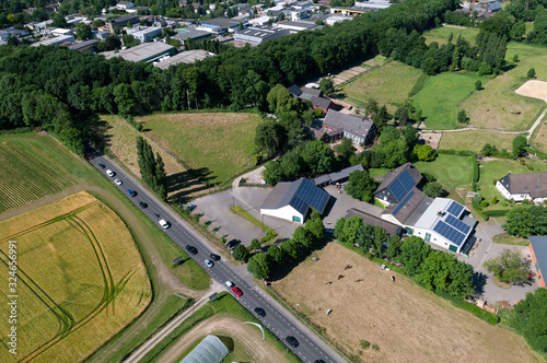 Luftbild Bauernhof am Stadtrand photo