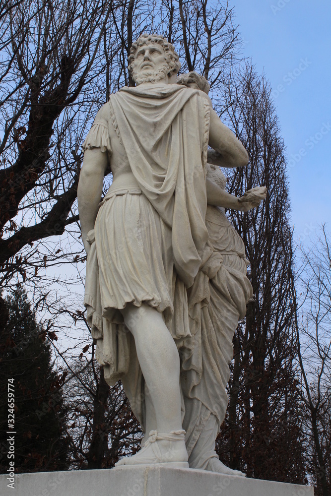 Statua in marmo nel parco in inverno Statua in marmo nel parco in inverno