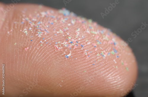 Mikroplastik winzige Plastik Kunststoff Partikel auf Finger photo