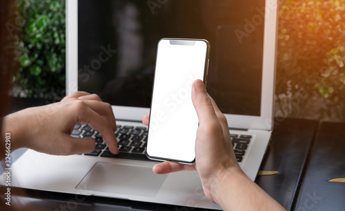 Mão feminina segurando um smartphone com tela branca. Mockup photo