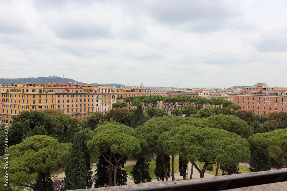 vista panoramica de roma con los edificios adentrándose entre los arboles
