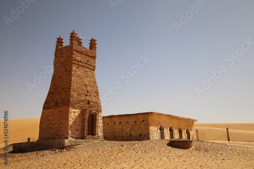 Mosquée dans le désert proche de Chinguetti (Mauritanie)