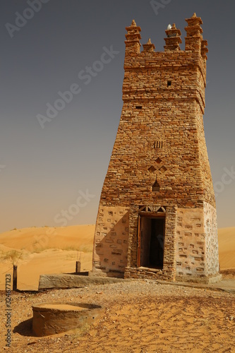 Mosquée dans le désert proche de Chinguetti (Mauritanie) photo