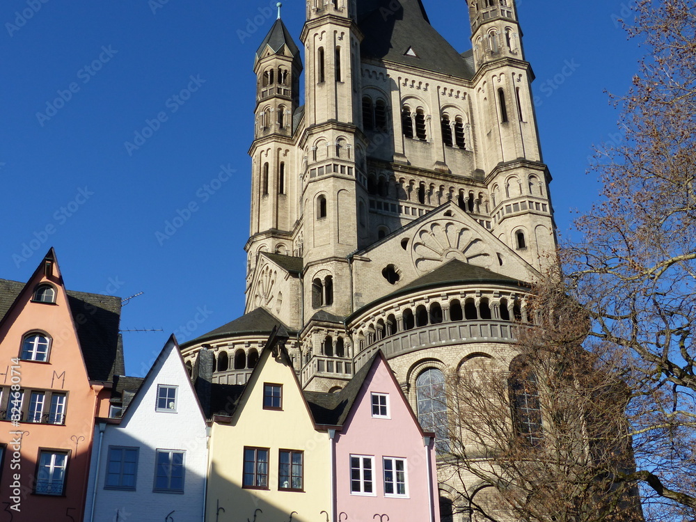 Kirche und Hausfassaden am Fischmarkt in Köln am Rhein