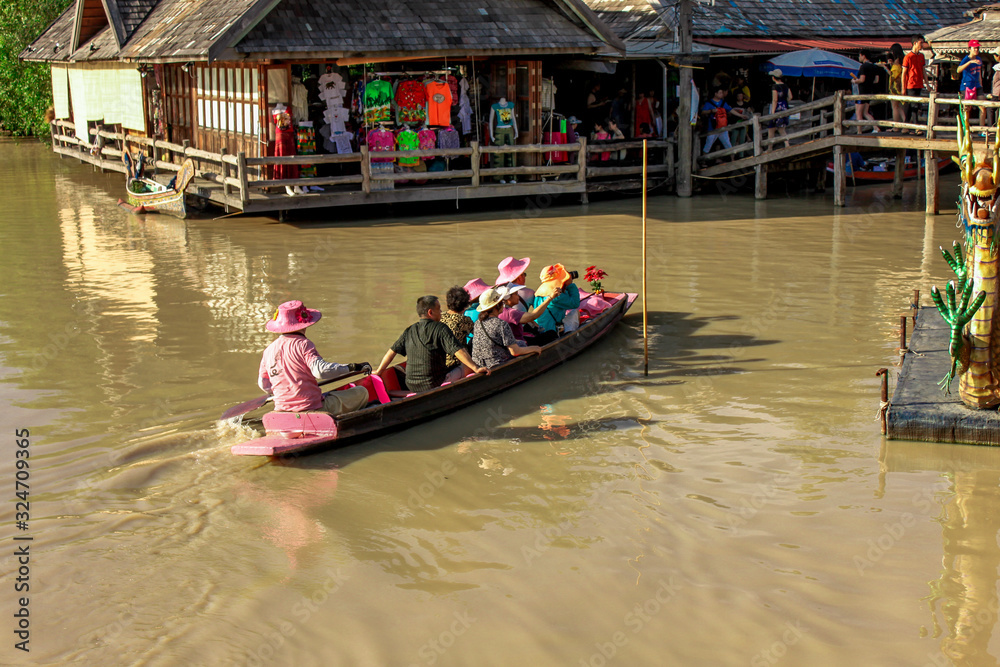 Obraz premium Pattaya Floating Market-Pattaya: 30 March 2013,Atmosphere for sale in floating market,There are many styles of products.For tourists to choose on Sukhumvit Road Bang Lamung,Chon Buri,Thailand