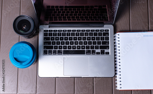 Oficina, computador, celular, cuaderno de apuntes. Lugar de trabajo