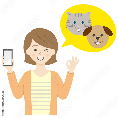 犬猫ペットとスマホを持っている女性