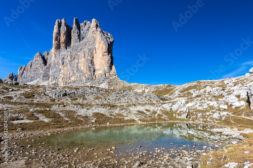 Drei Zinnen spiegeln sich in kleiner Pfütze, Dolomiten, Südtirol