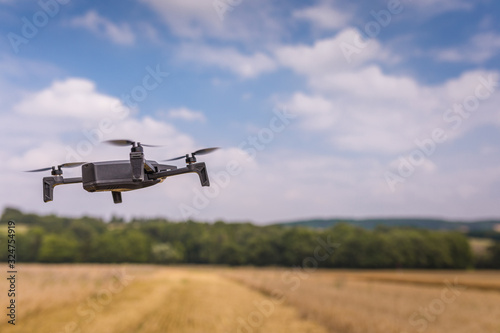 Drohne auf Feld f  r Landwirtschaft