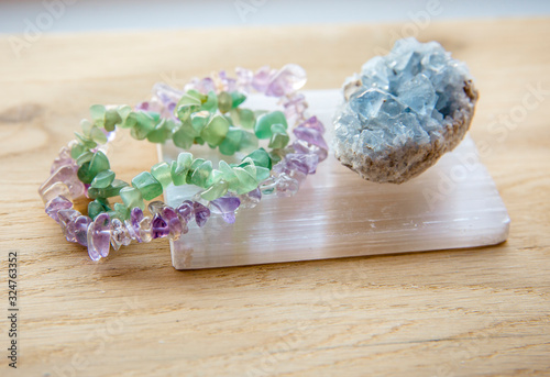 Fotografía Natural Selenite crystal charging plate is used to cleansing and charging other crystals semi precious stones and jewelry made with natural precious stones