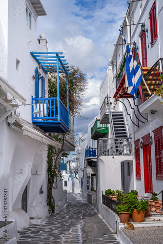 Fototapeta Naklejka Na Ścianę i Meble -  Narrow streets of Mykonos town, Greece