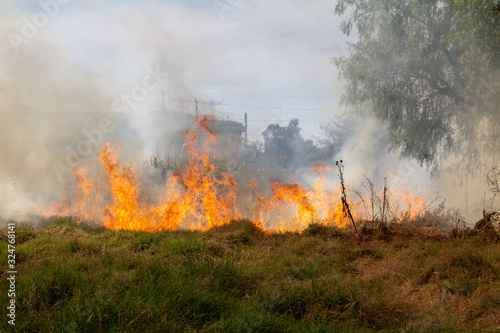 Big bushfire threatens homes
